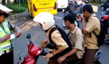 Siswa ditilang polisi